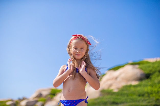 Adorável menina se divertir