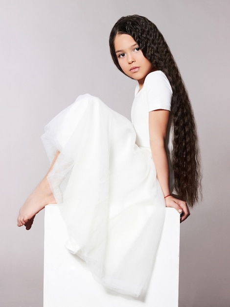 Adorável menina sorridente com vestido de princesa