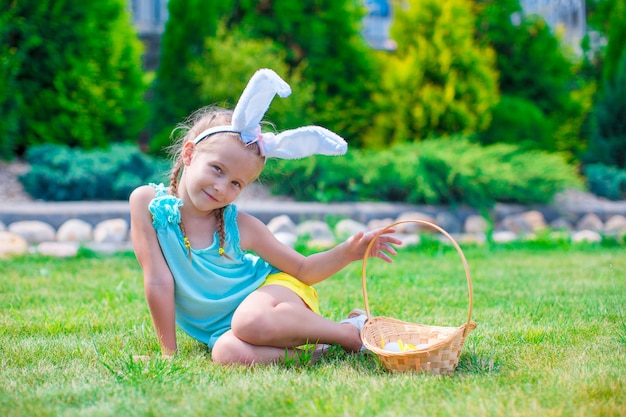 Adorável menina usando orelhas de coelho na Páscoa