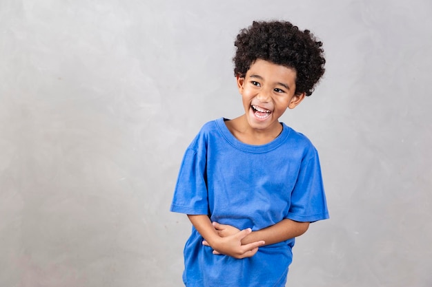 Adorável menino afro começa a rir