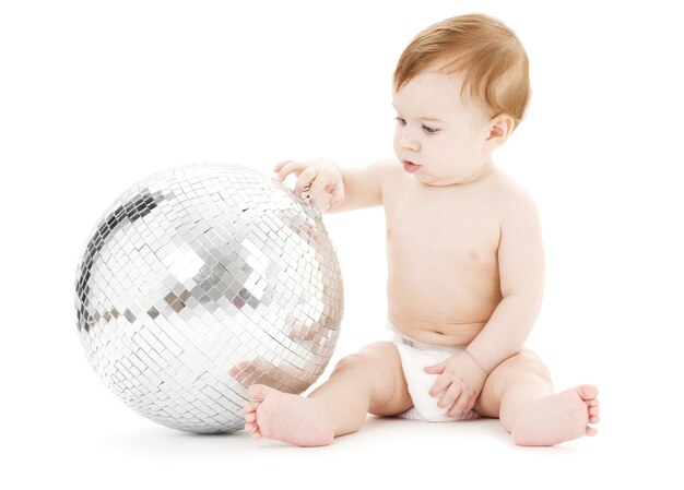 adorável menino com uma grande bola de discoteca sobre o branco