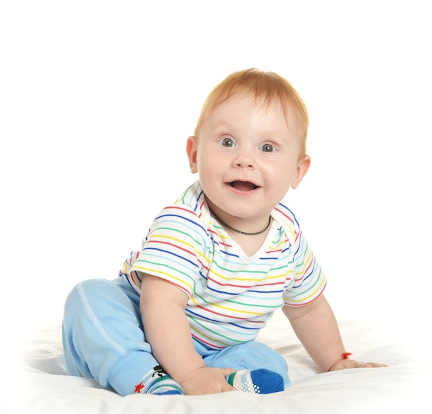 Adorável menino em um cobertor em um fundo branco