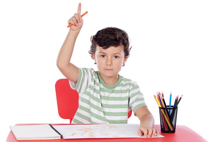 Foto adorável menino estudando um over branco fundo