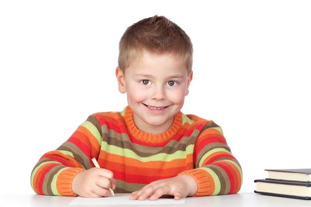 Adorável menino estudando um over branco fundo