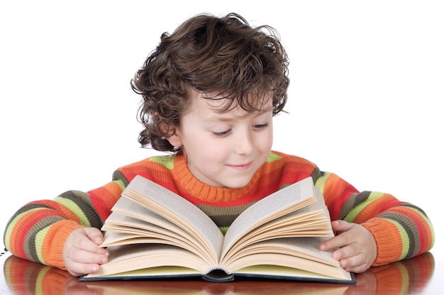 Adorável menino feliz estudando um over branco fundo