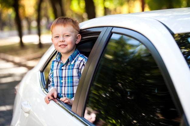 Adorável menino no carro