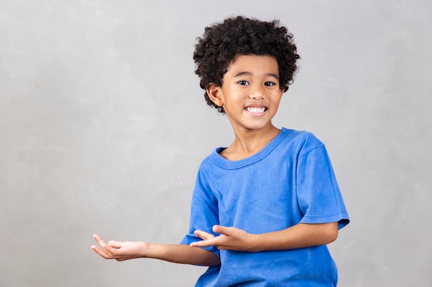 Foto adorável menino orientando lateralmente livre para texto