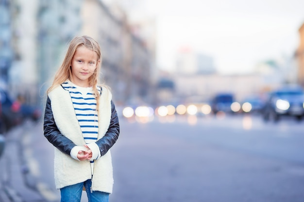 Adorável moda menina ao ar livre na cidade europeia