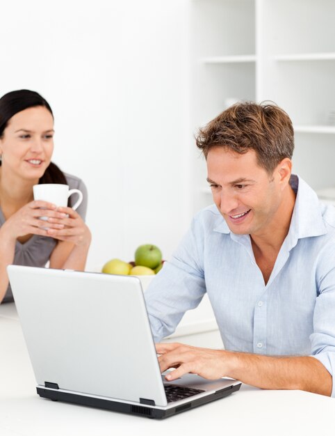 Adorável mulher tomando café enquanto o marido está trabalhando