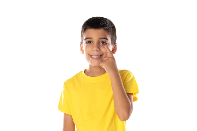 Adorável rapaz latino com uma t-shirt amarela a ver algo isolado num fundo branco