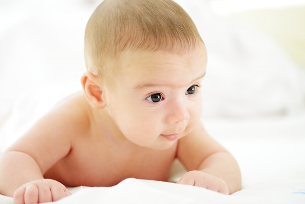 Adorável retrato de close-up de bebê na folha branca