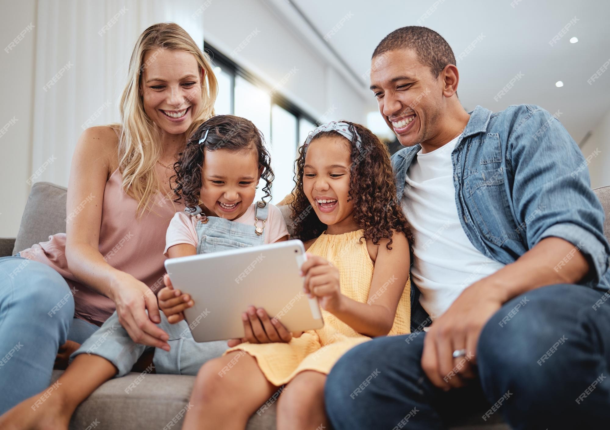 Mãe infantil e laptop na sala de estar da família para trabalho