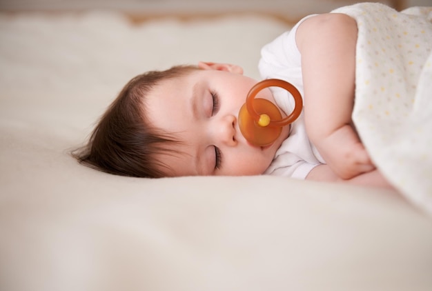 Adormecido rapidamente Foto recortada de um bebê dormindo pacificamente