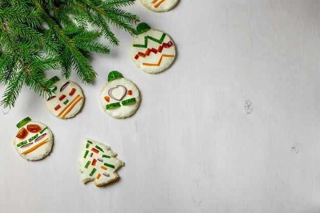 Adorno de árbol de Navidad de sándwiches de Navidad en el plato