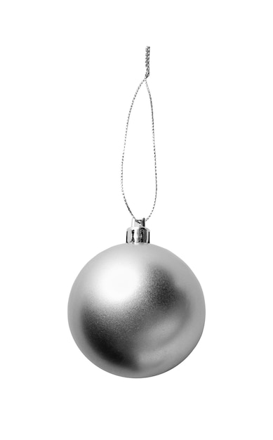 Adorno de bola de Navidad de plata colgando de una cadena de plata brillante aislado sobre fondo blanco.