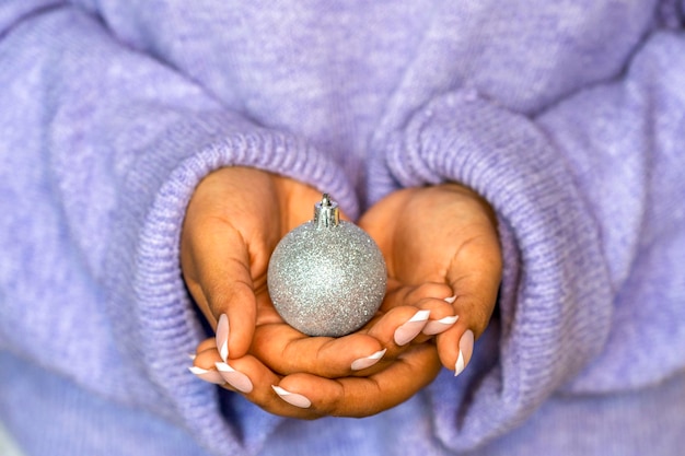 Adorno de bolas en el árbol de Navidad