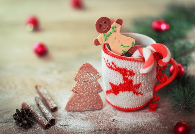 Adorno de copa de navidad y dulces en una mesa de madera