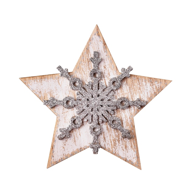 Adorno de copo de nieve de Navidad de madera aislado sobre fondo blanco. Adorno navideño para tu diseño.