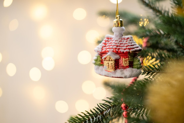 Adorno de Navidad en el árbol de Navidad con luces de fondo bokeh