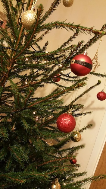 Foto adorno de navidad en el árbol