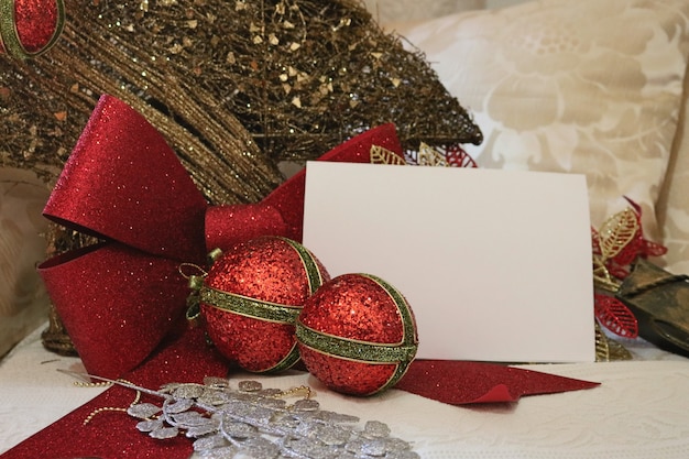 Adorno de Navidad para una hermosa tarjeta de feliz Navidad o carta de invitación. Fondo de bola de árbol de rama de Navidad. Tarjeta en blanco. Imagen conceptual.