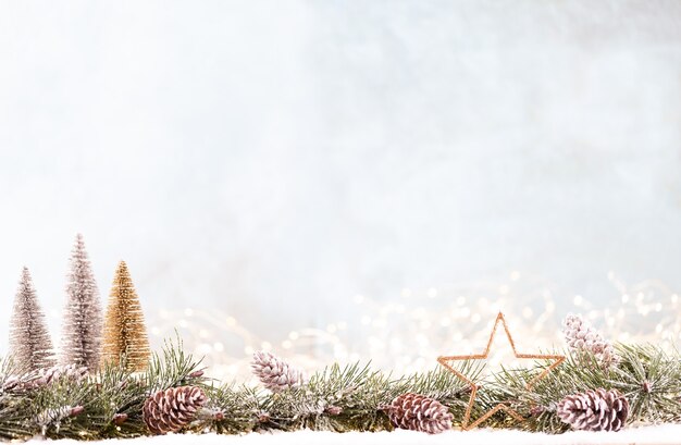 Adorno de Navidad con luces de cadena sobre fondo azul.