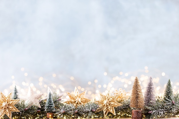 Adorno de Navidad con luces de cadena sobre fondo azul.