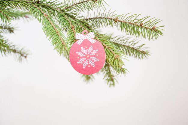 Adorno de Navidad de madera en abeto. Concepto ecológico.