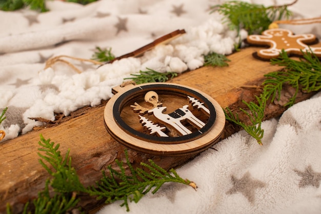 Foto adorno de navidad de madera sobre un tablón de madera vieja