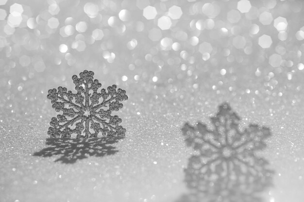 Foto adorno de navidad en la nieve contra el fondo de luces borrosas