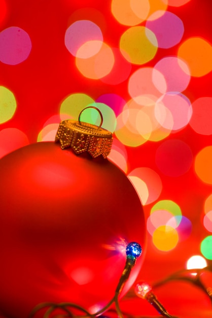 Foto adorno de navidad rojo con luces borrosas en el fondo