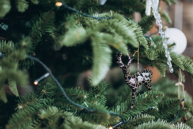 Adorno navideño en un árbol