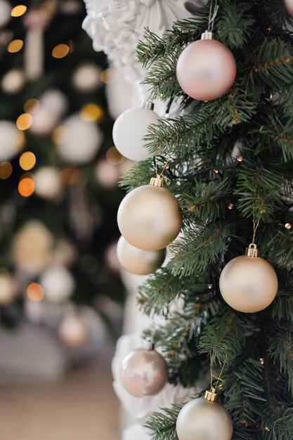 Adornos de árbol en árbol de Navidad