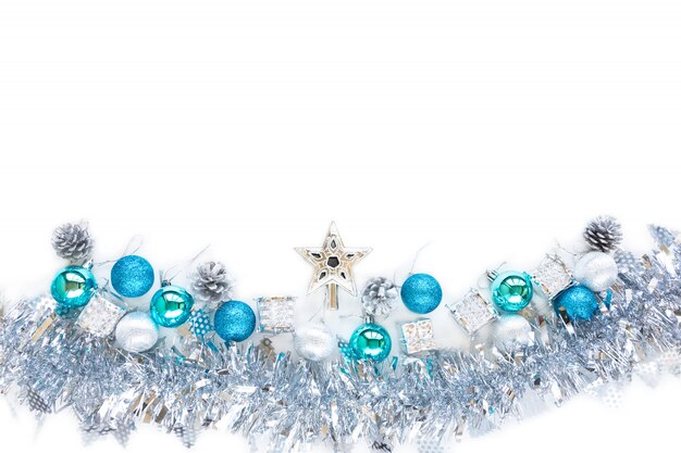 Foto adornos de árbol de navidad decorativos de estrella de plata, bolas azules, oropel.