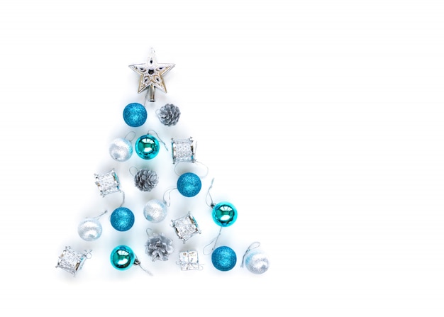 Foto adornos de árbol de navidad decorativos de estrella de plata, bolas azules, oropel.
