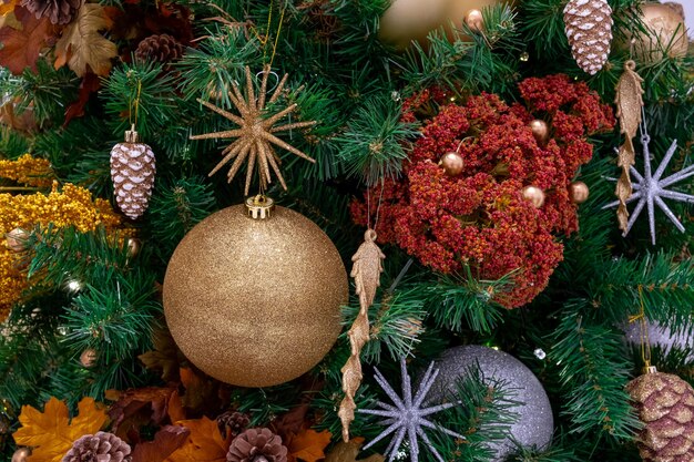 Foto adornos en el árbol de navidad