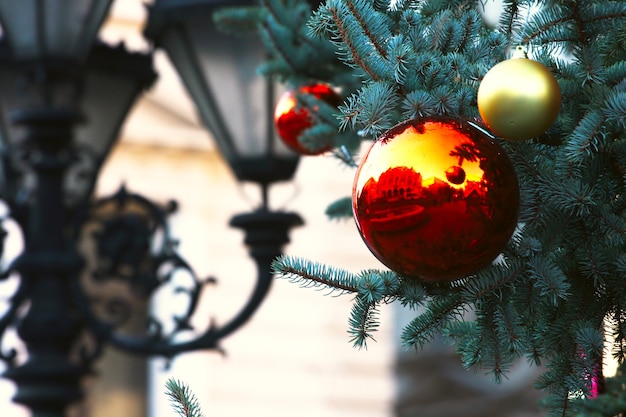 Adornos para árboles de año nuevo en la calle Árbol de Navidad