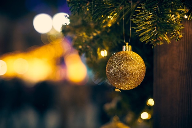 Adornos para árboles de navidad cubiertos de nieve al aire libre árbol de navidad con bombillas amarillas decorativas