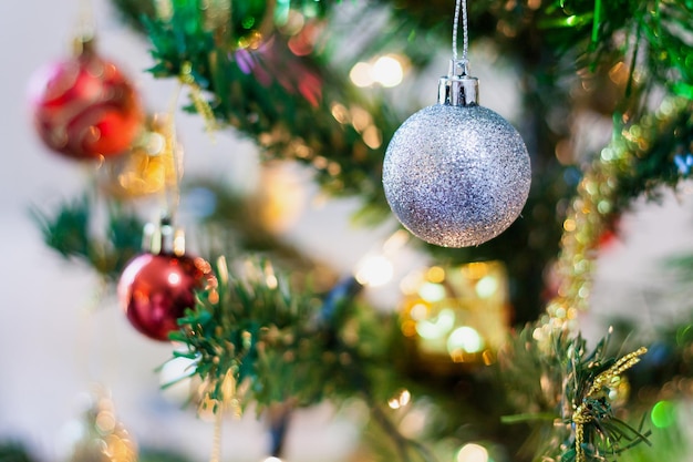 Adornos para árboles de Navidad en el fondo de las ramas