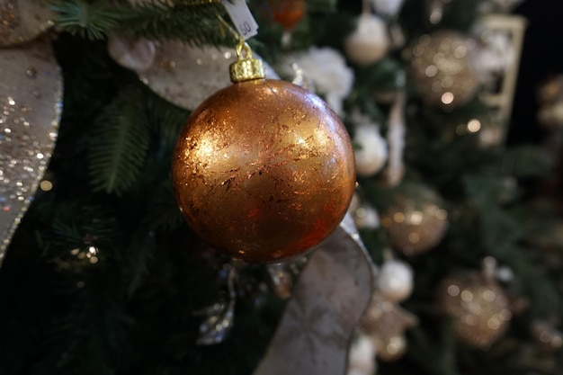 Adornos para árboles de Navidad en el mercado callejero