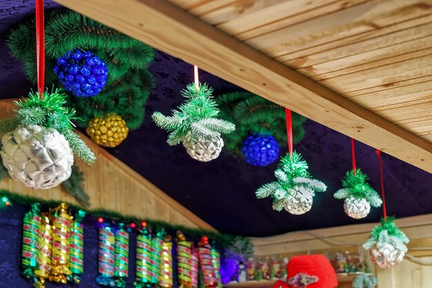 Adornos para árboles de Navidad en el Mercado de Navidad en Vilnius en Lituania.