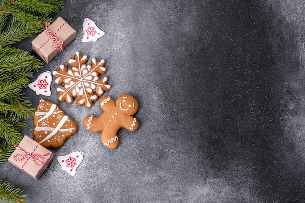 Adornos para árboles de Navidad de pan de jengibre frutos cítricos secos sobre un fondo de hormigón gris