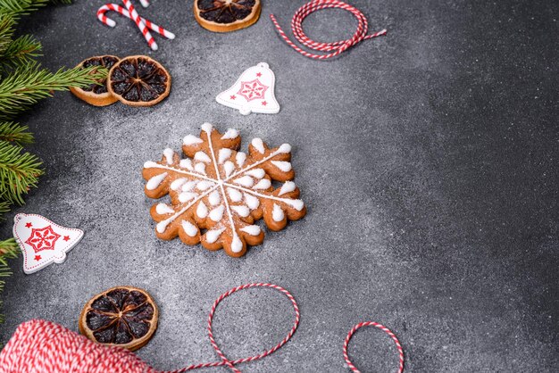 Adornos para árboles de Navidad de pan de jengibre frutos cítricos secos sobre un fondo de hormigón gris