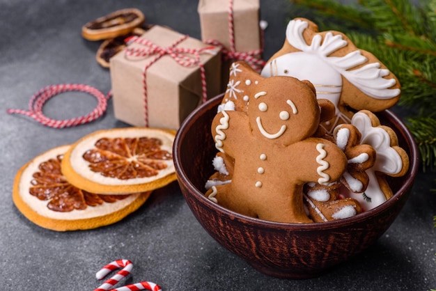 Adornos para árboles de Navidad de pan de jengibre frutos cítricos secos sobre un fondo de hormigón gris