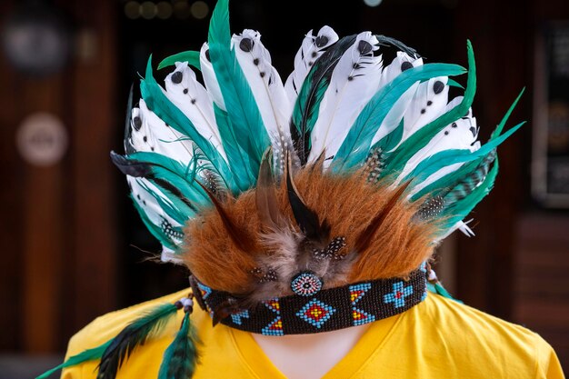 Foto adornos de cabeza de plumas y un collar de cuentas se venden en un mercado callejero en tailandia cerrar