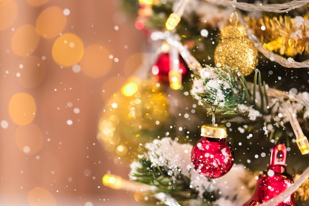 Adornos decorativos brillantes y brillantes en el árbol de Navidad