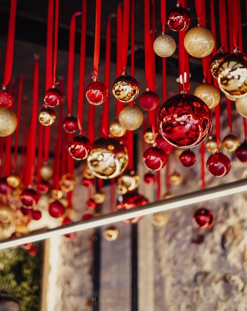 Foto adornos decorativos navideños en forma de bola colgando del techo.