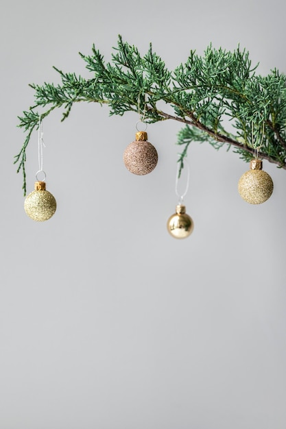 Adornos festivos en un árbol de Navidad