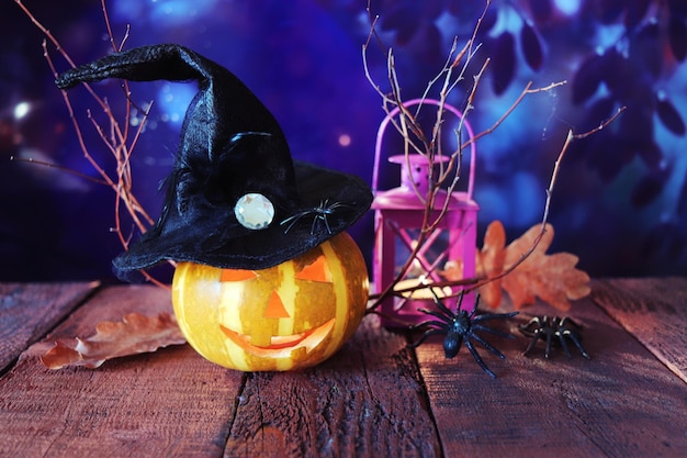 Adornos de Halloween, calabazas Jack-o-lantern y una lámpara con una vela encendida
