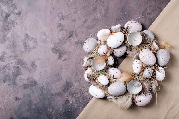 Adornos de huevos de Pascua en una mesa